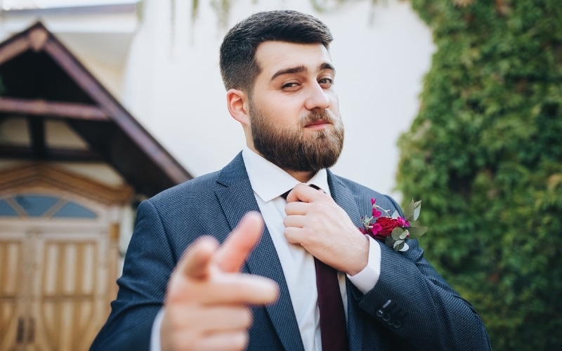 picture of a narcissistic groom at his wedding