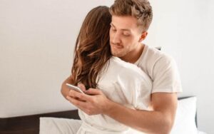 picture of a man texting someone else while in a relationship
